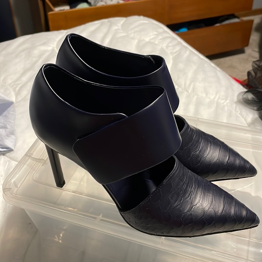 NWOT Vince navy heels